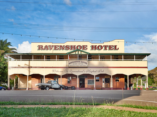 commercial-ravenshoe-hotel-exterior